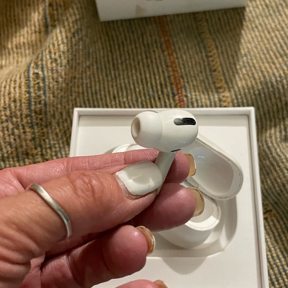 Apple air pod pros. - Picture 4 of 8